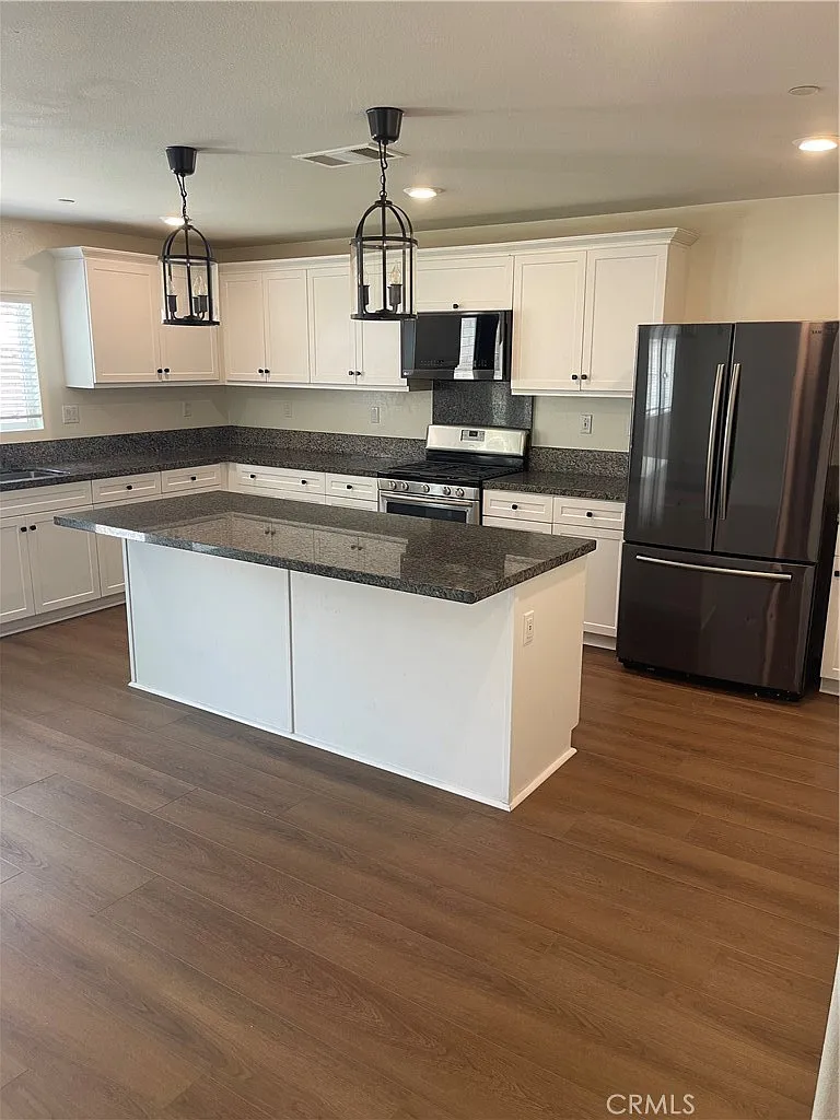 4 bed, 2590 sqft, $3,950 — Photo 3
