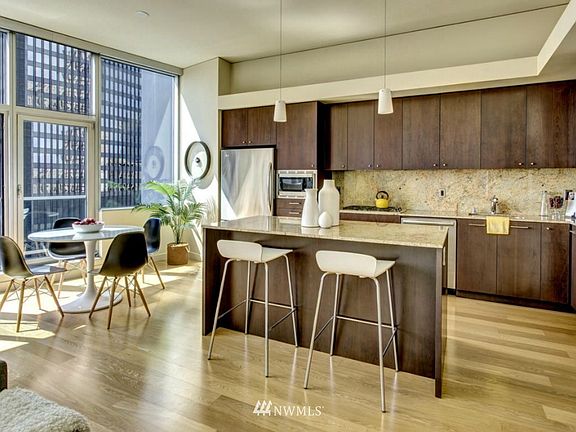 4th image of 909 5th Avenue #1900