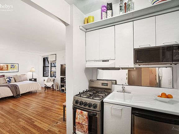 4th image of 60 E 9th St APT 530