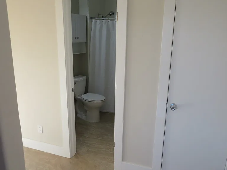 Claremont Towers Apartments — Photo 18