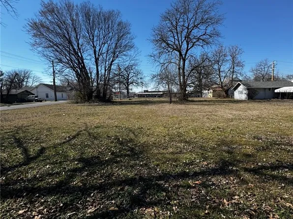 102 W 2nd St #5, Gentry, AR 72734