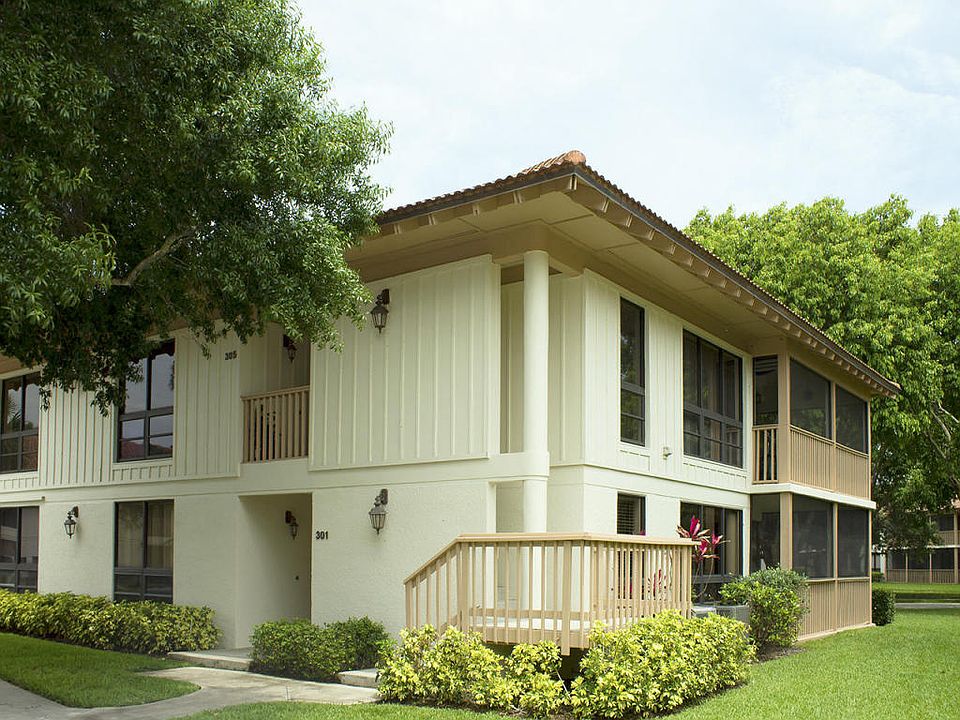 01_front3_301 Brackenwood Circle