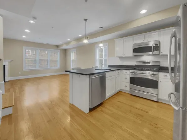 855 Lagrange St Unit 4, Boston, MA 02132