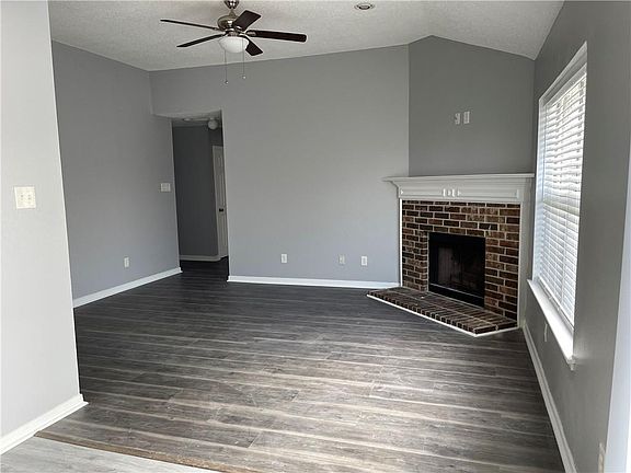 4th image of 268 Louise Ct