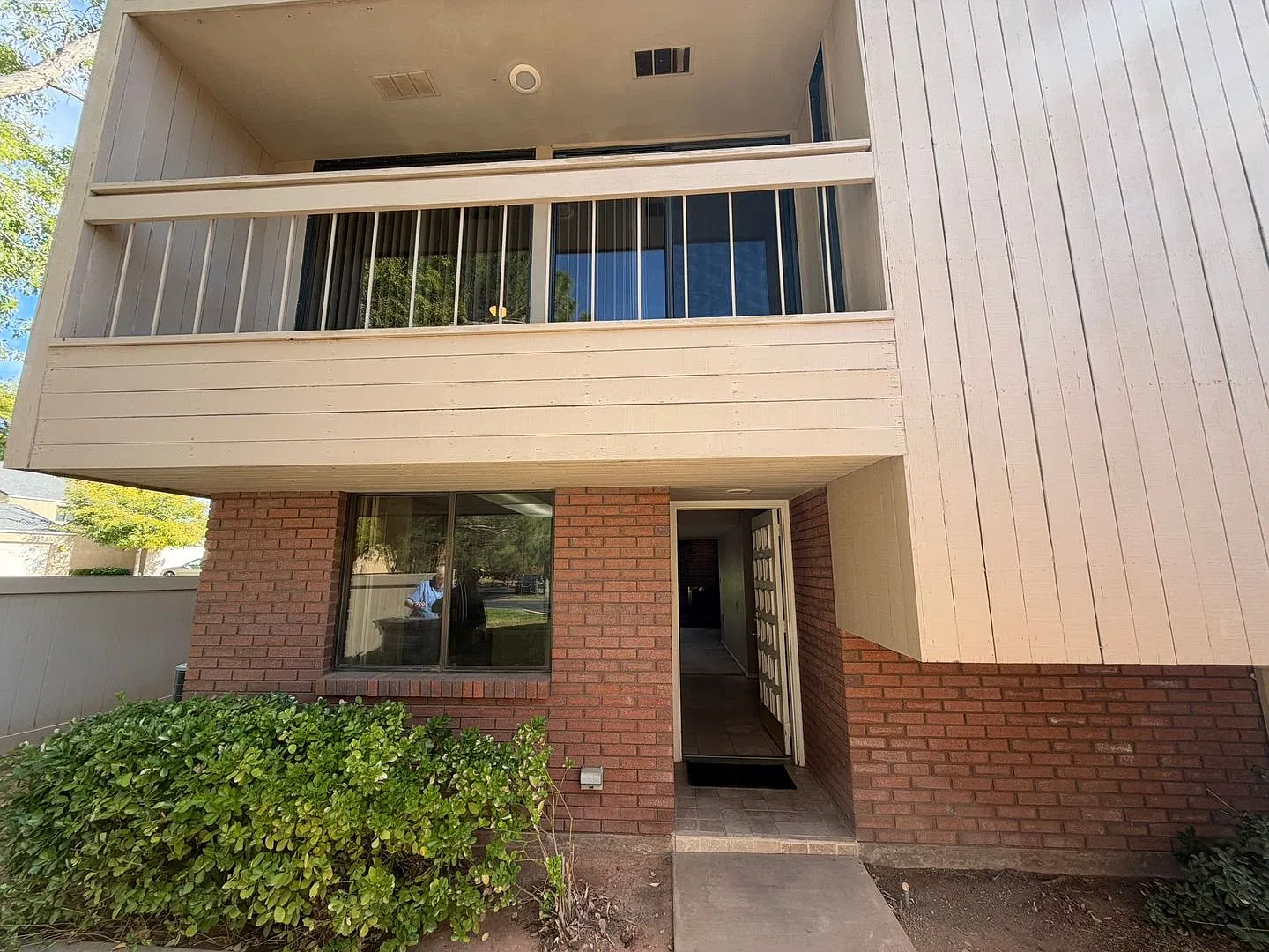 Spacious 2 Bedroom, 2.5 Bathroom Townhouse in Bloomington — Photo 2