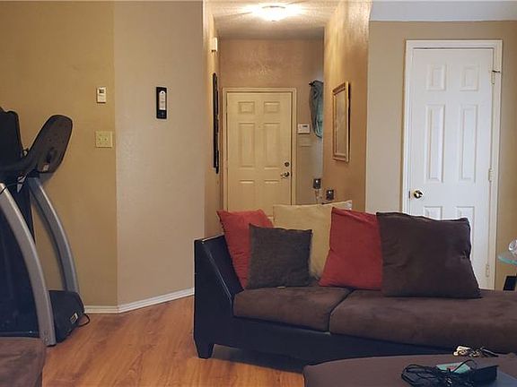 3rd image of 923 Grasswood Dr