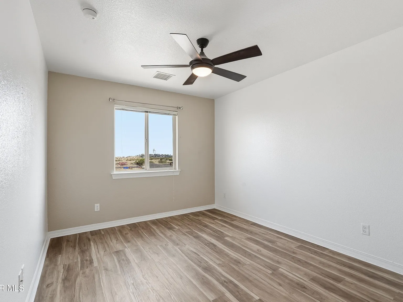 4 bed, 3.5 bath, 2550 sqft, $2,400 — Photo 3