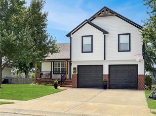 906 SW Bobcat St, Oak Grove, MO 64075