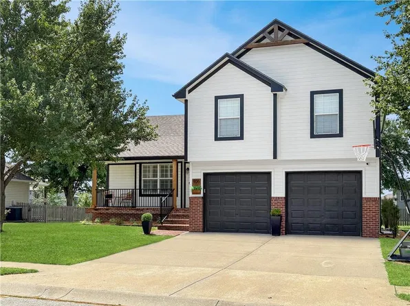 906 SW Bobcat St, Oak Grove, MO 64075