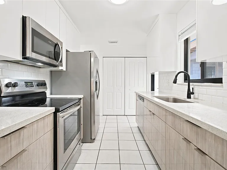 3461 SW 24th St #3463 — Photo 8