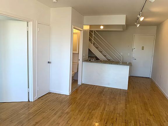 4th image of 190 E 7th St APT 606