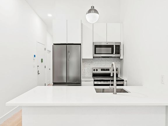 4th image of 556 Leonard St #2F