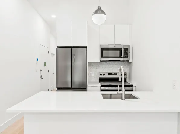 556 Leonard Street 2F image 3 of 12