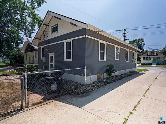 3rd image of 816 W 22nd St