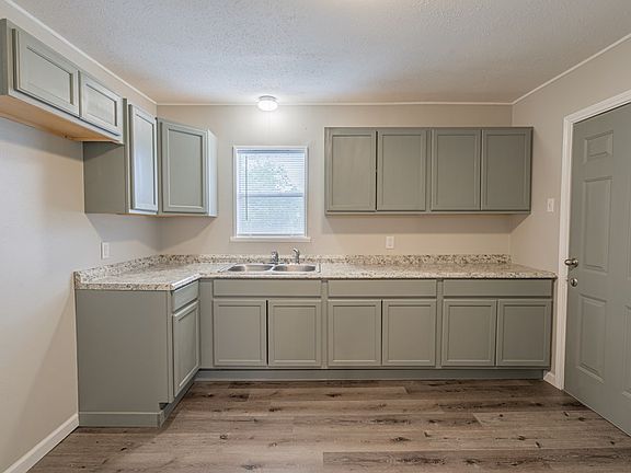 4th image of 703 E Avenue D