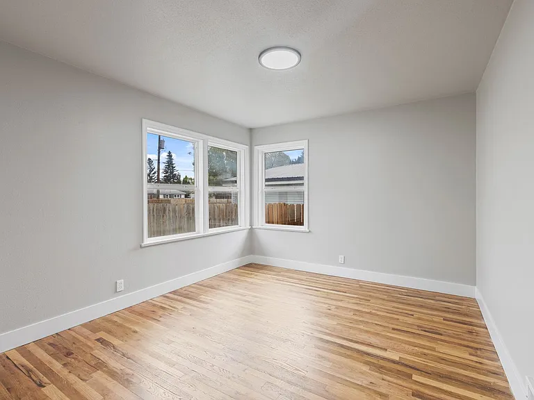 B345AG — Photo 28