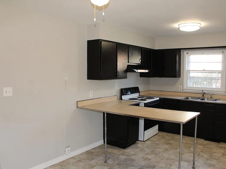 611 Mobile St — Photo 3