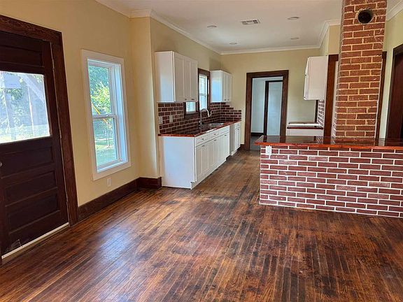 3rd image of 706 W Maple Ave