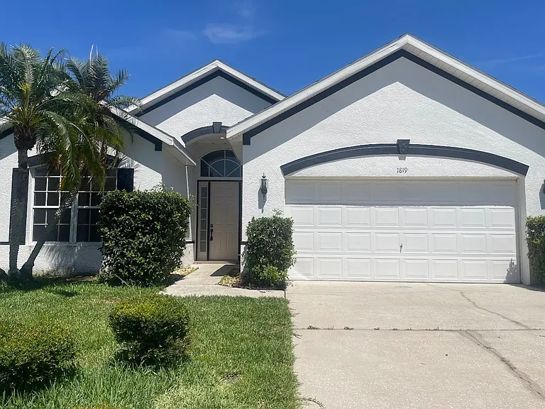 1819 Wedgewood Way — Photo 1