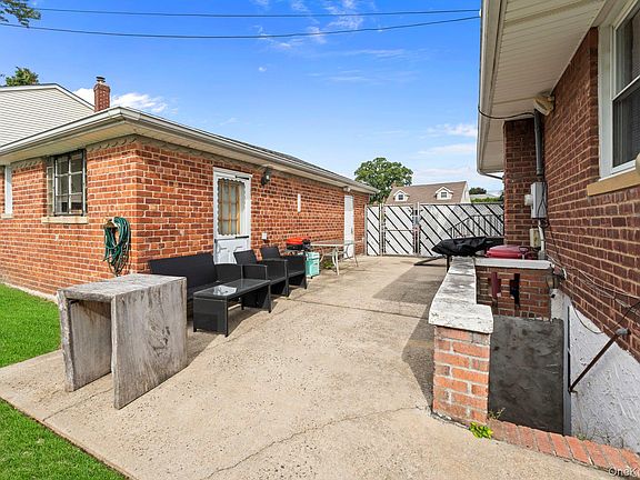 3rd image of 3866 Drake Street