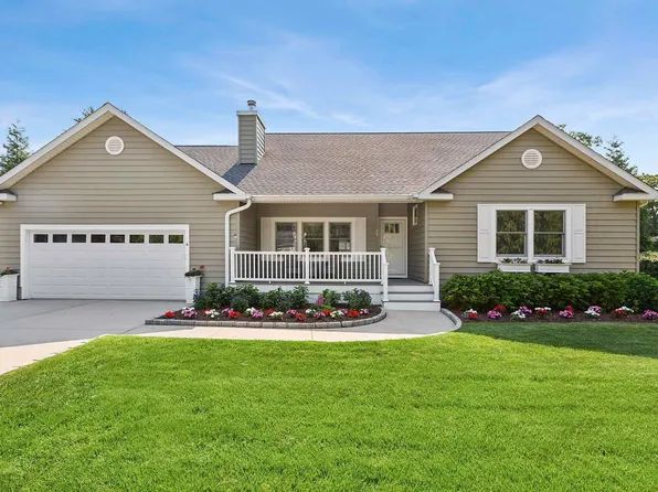 4 Beechnut Ct, East Quogue, NY 11942