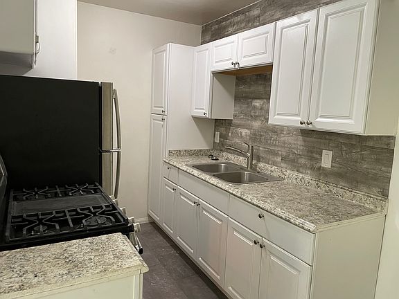 5th image of 6128 De Longpre Ave APT 6
