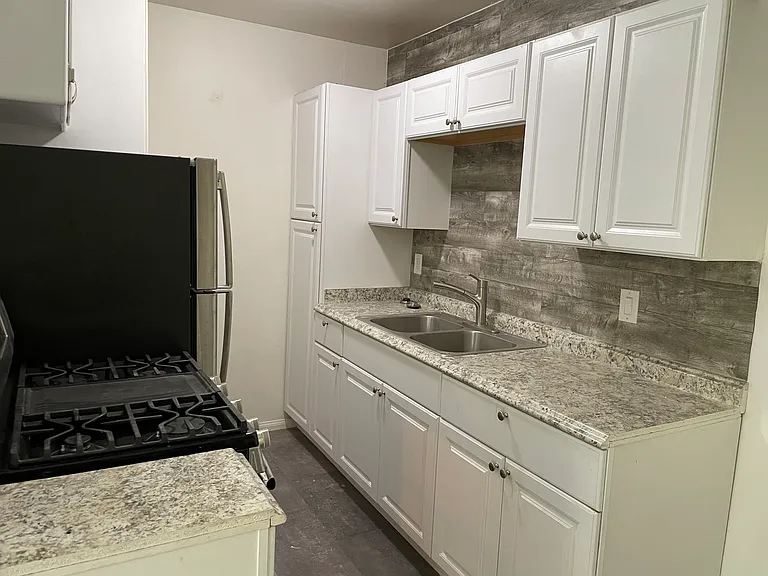 6128 De Longpre Ave #6 — Photo 9