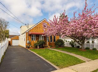 24 Marionette Walk, Lindenhurst, NY 11757