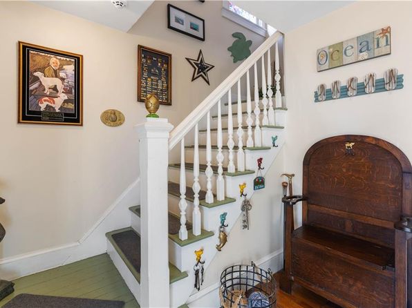 6 Gillies Ct, Newport, RI 02840