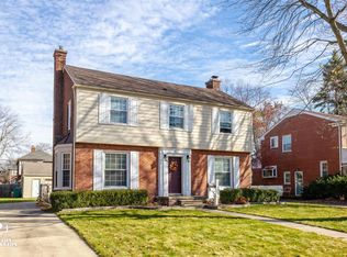 932 Lakepointe St, Grosse Pointe Park, MI 48230