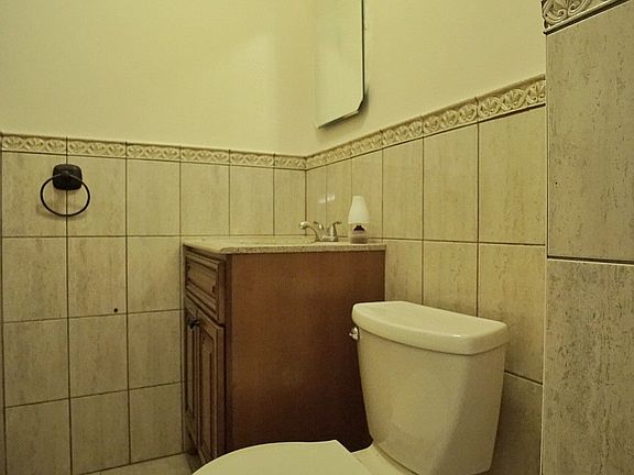 3rd image of 170 Suffolk Ave