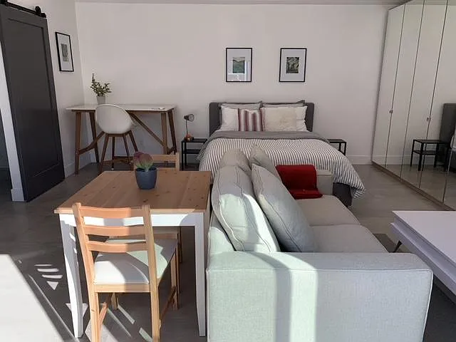 2122 Kelton Ave — Photo 5