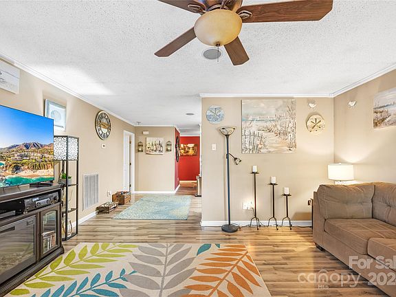 4th image of 1618 Warren Cir