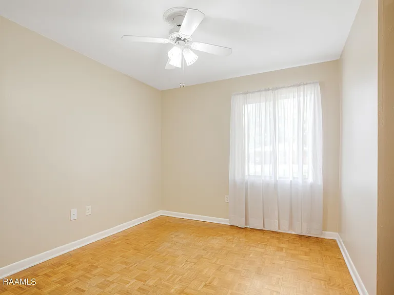100 Maple Dr — Photo 7
