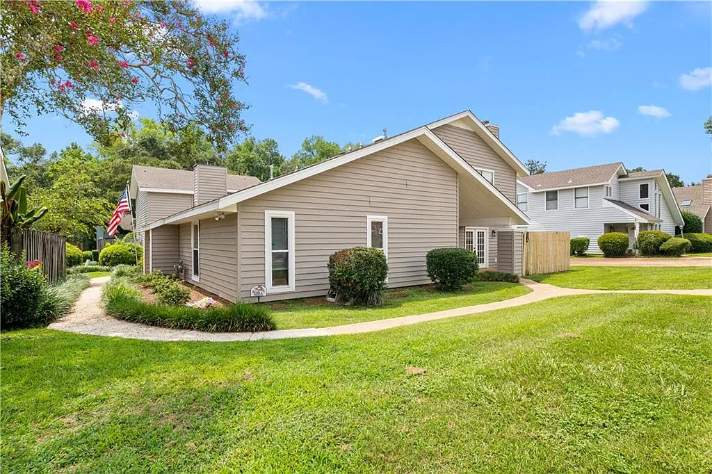 2 bed, 2.5 bath, 1222 sqft, $1,395 — Photo 2