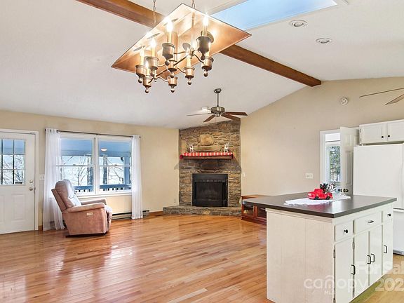 4th image of 595 Forest Dr