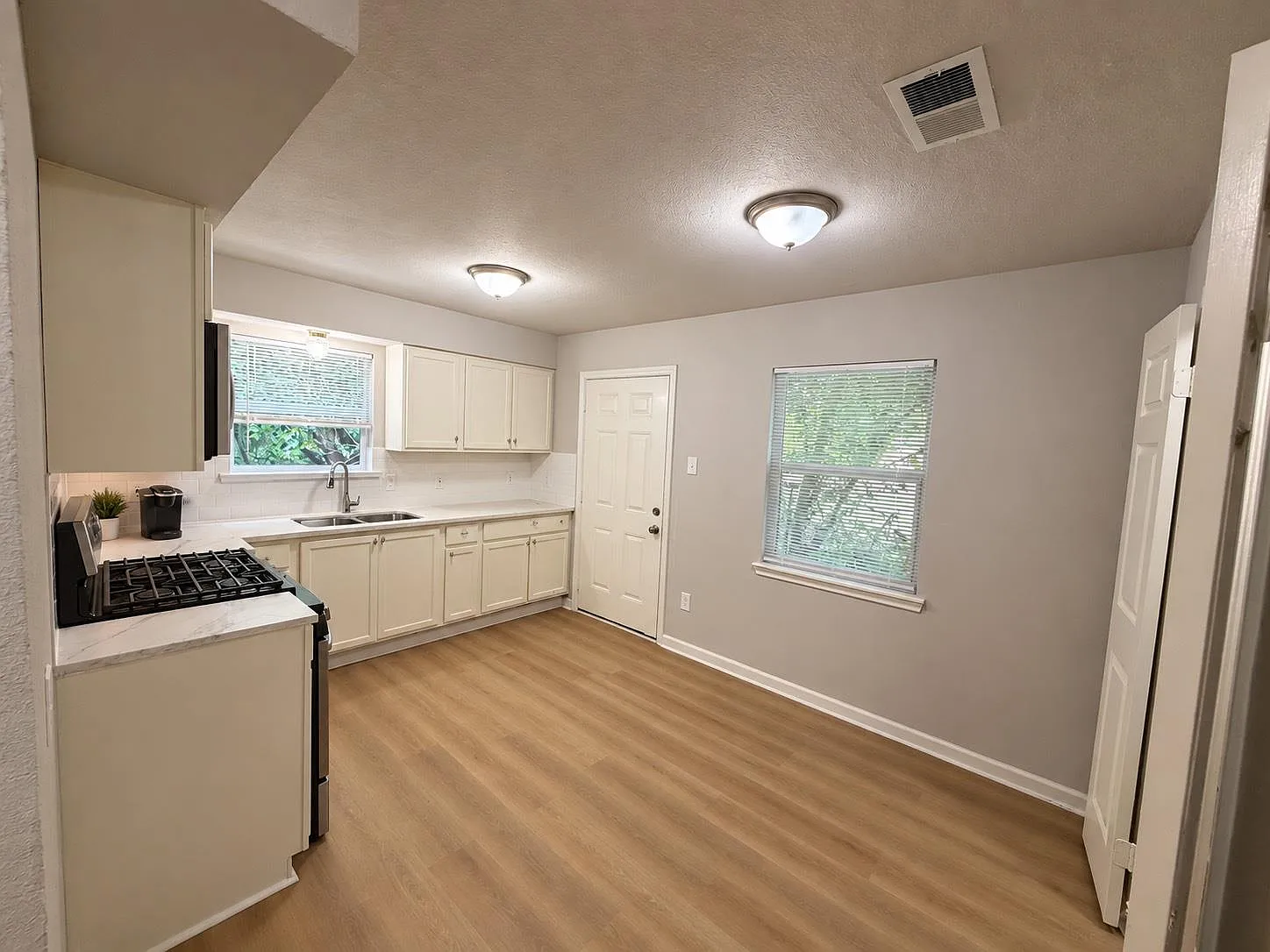 3 bed, 1.0 bath, 1075 sqft, $750 — Photo 2