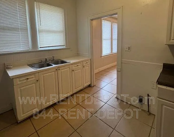 1032 Jefferson Ave — Photo 4