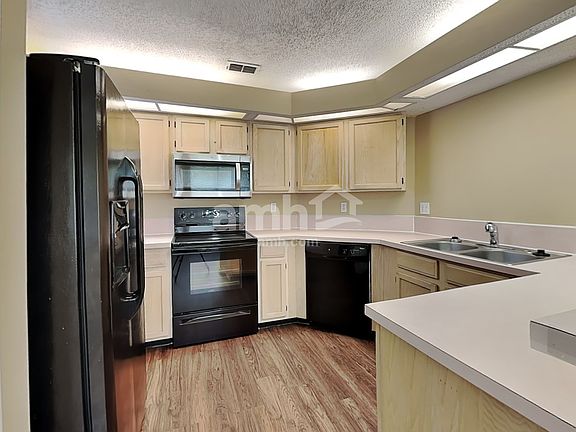 3rd image of 1736 W Chandelier Cir