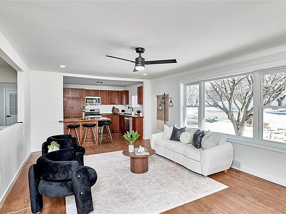 5th image of 1015 Dingledine Rd