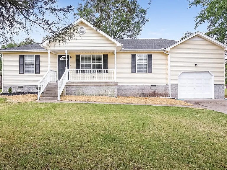 300 Southlake Dr — Photo 1