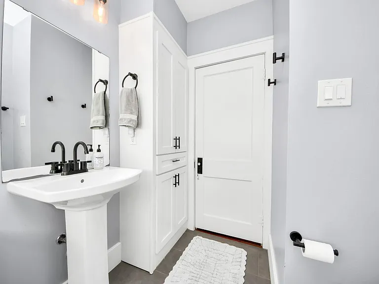 916 W Cottage St — Photo 21