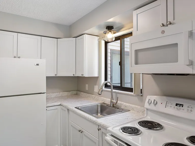 5230 Pointe Dr — Photo 2