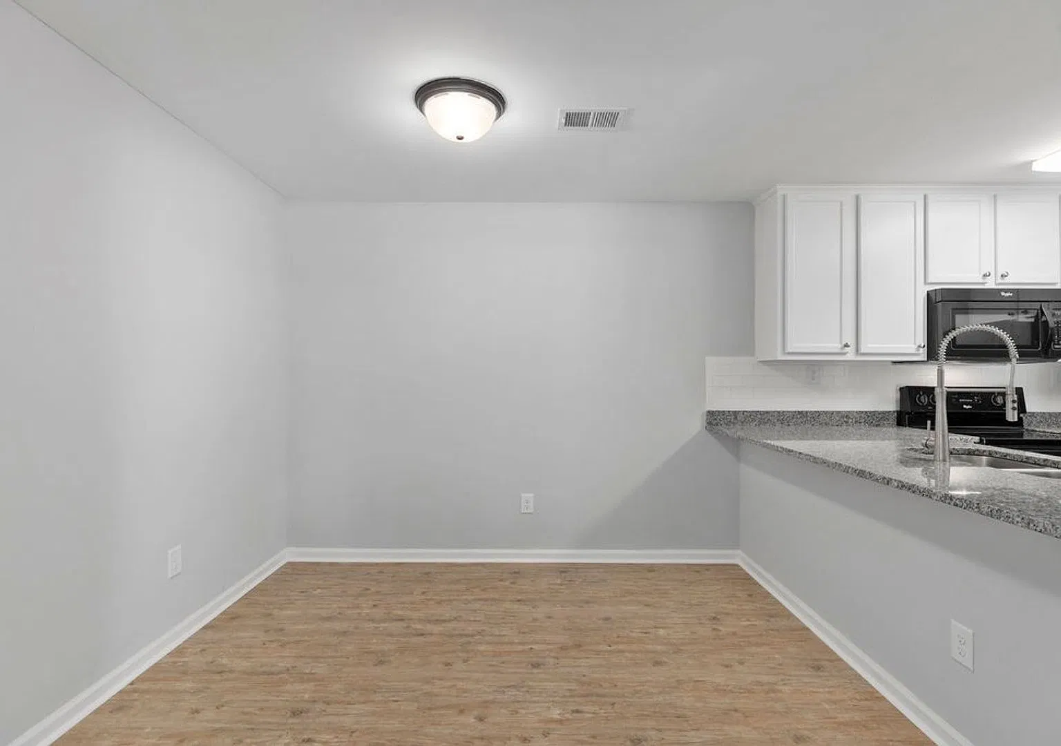 Court Square Condo for Rent — Photo 3