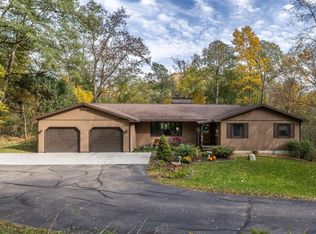 N1394 Red Oaks Dr, La Crosse, WI 54601