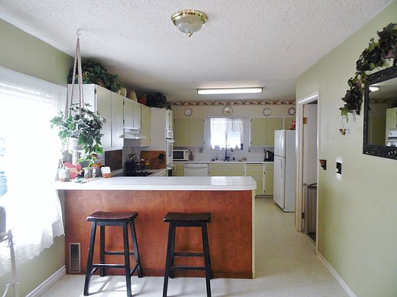 Kitchen with breakfast bar
