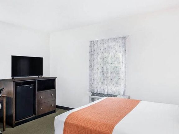 3rd image of 845 Hancock St
