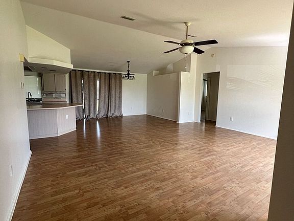 3rd image of 704 NE 1st Ave