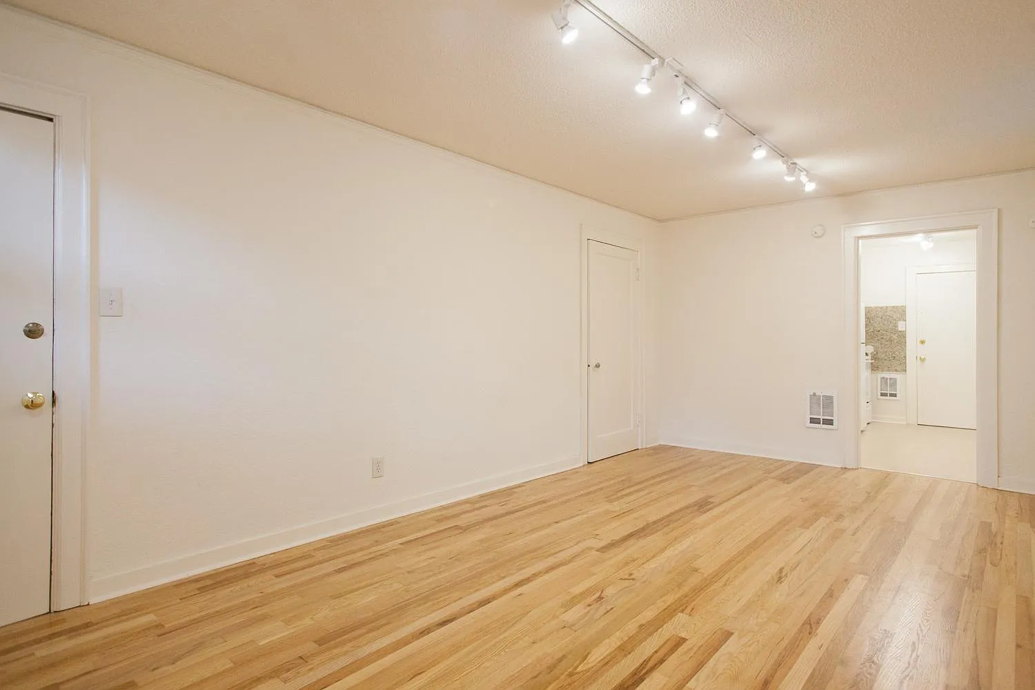 715 10th Ave E — Photo 2