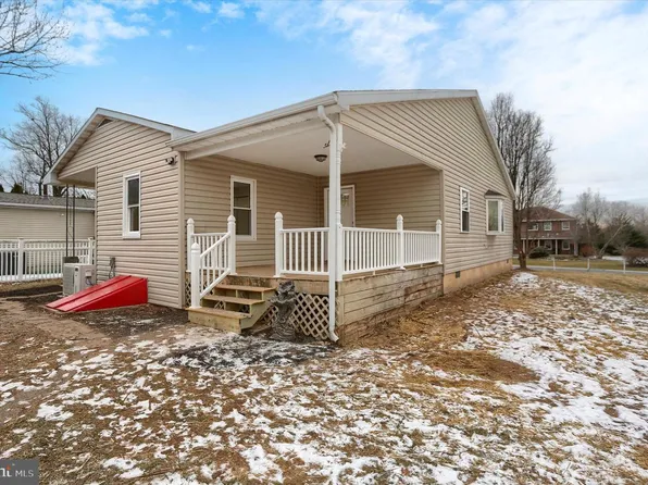 38 Stanley Dr, New Oxford, PA 17350